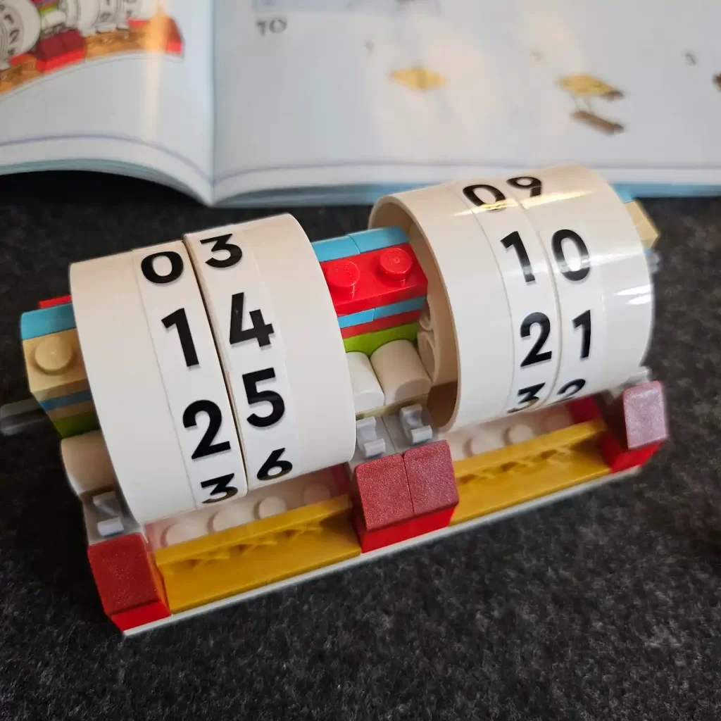 the Calendar of LEGO 40678 Festival Calendar Reviewed by angelofdeathWHV 5