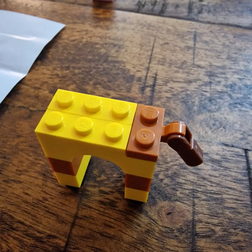 the base of giraffe of LEGO 30689 Birthday Party Animals reviewed by angelofdeathWHV