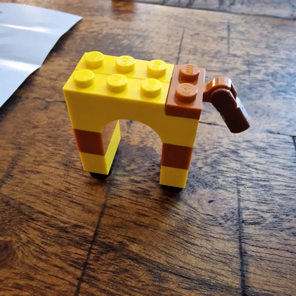 the base of giraffe of LEGO 30689 Birthday Party Animals reviewed by angelofdeathWHV 2