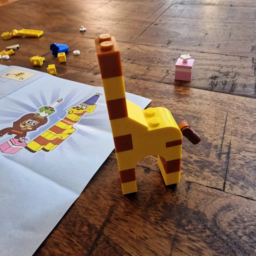 the base of giraffe of LEGO 30689 Birthday Party Animals reviewed by angelofdeathWHV 3