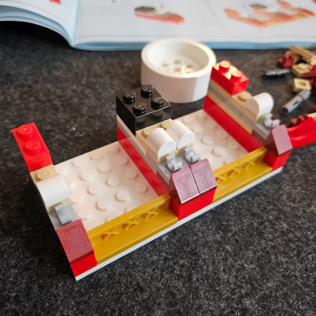 the base of the Calendar of LEGO 40678 Festival Calendar Reviewed by angelofdeathWHV 4