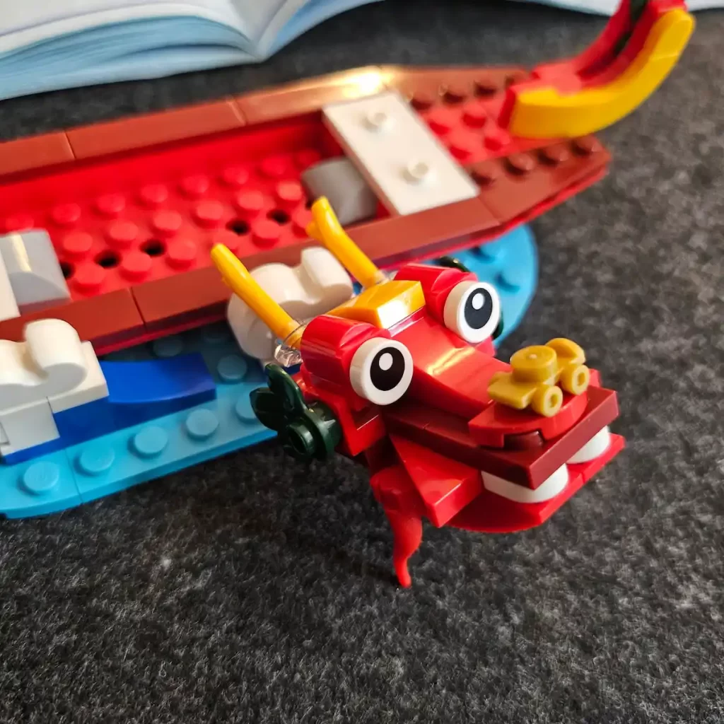 the dragon head of LEGO 40678 Festival Calendar Reviewed by angelofdeathWHV