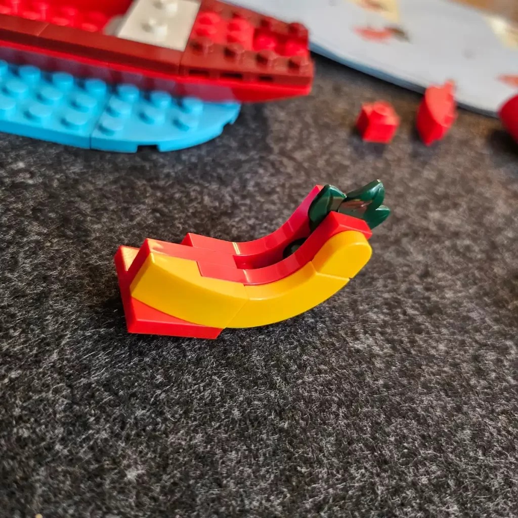 the dragon tails of LEGO 40678 Festival Calendar Reviewed by angelofdeathWHV 3