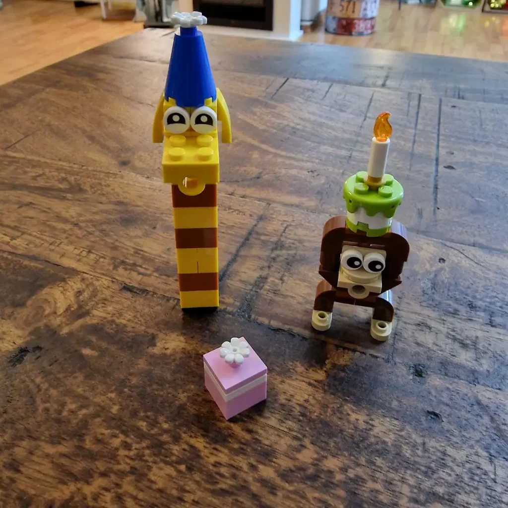 the giraffe, monkey with cake, and flowers of LEGO 30689 Birthday Party Animals reviewed by angelofdeathWHV