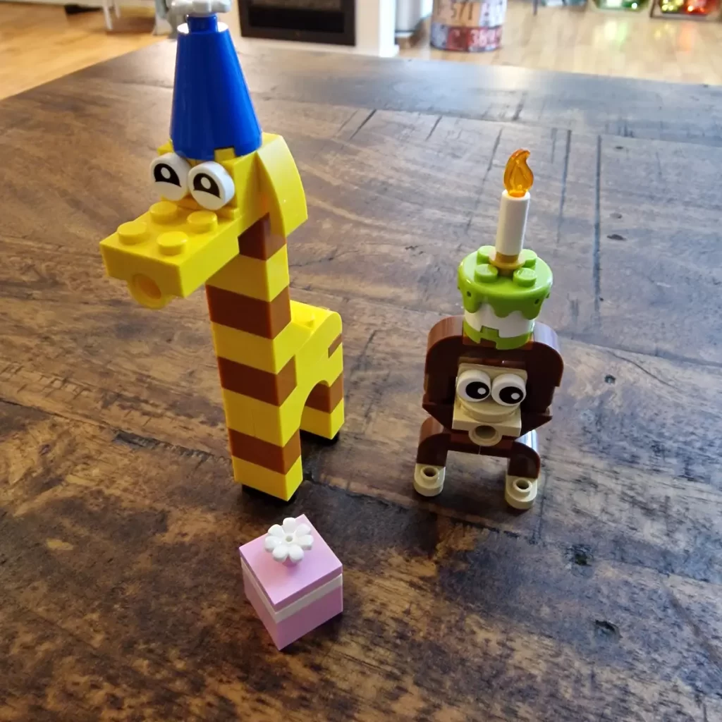 the giraffe with hat, monkey with cake and flower of LEGO 30689 Birthday Party Animals reviewed by angelofdeathWHV