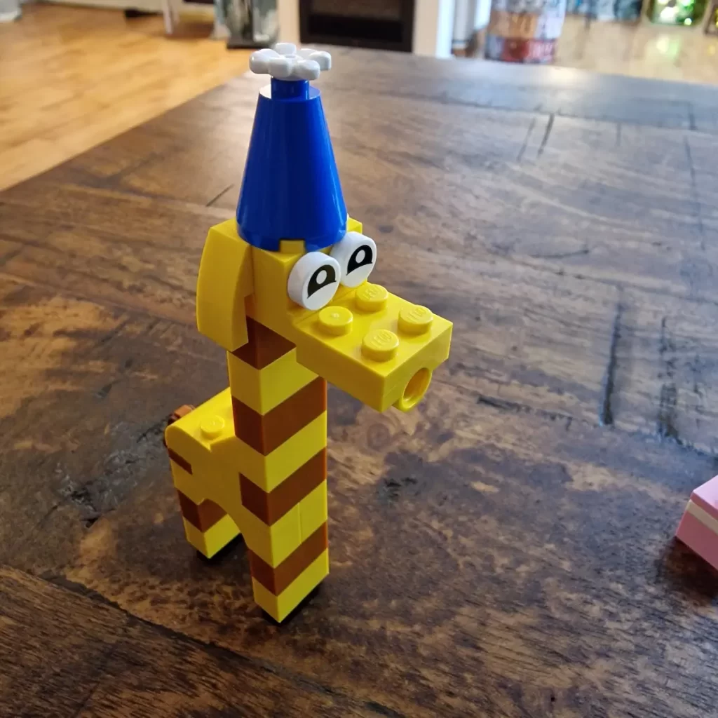 the giraffe with hat of LEGO 30689 Birthday Party Animals reviewed by angelofdeathWHV