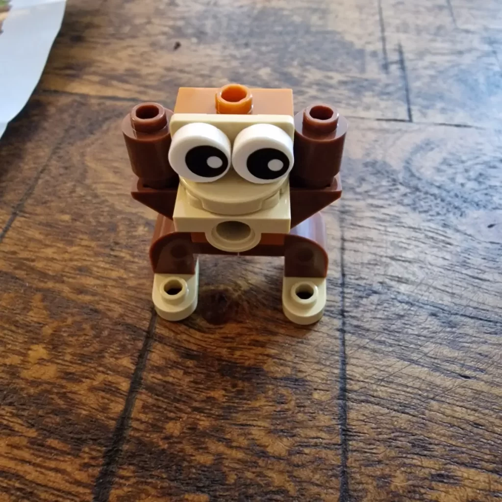 the monkey of LEGO 30689 Birthday Party Animals reviewed by angelofdeathWHV 2