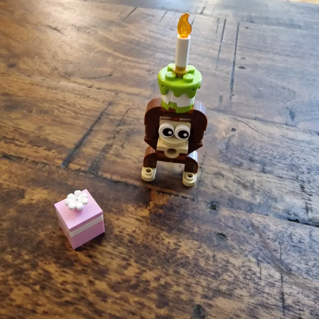 the monkey with cake and flower of LEGO 30689 Birthday Party Animals reviewed by angelofdeathWHV