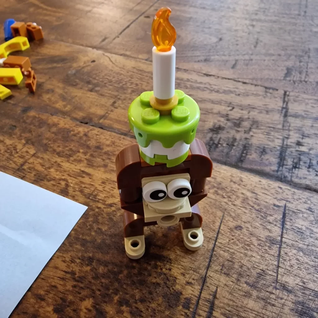 the monkey with cake of LEGO 30689 Birthday Party Animals reviewed by angelofdeathWHV 2