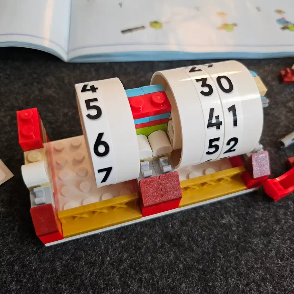 the number on the Calendar of LEGO 40678 Festival Calendar Reviewed by angelofdeathWHV 3