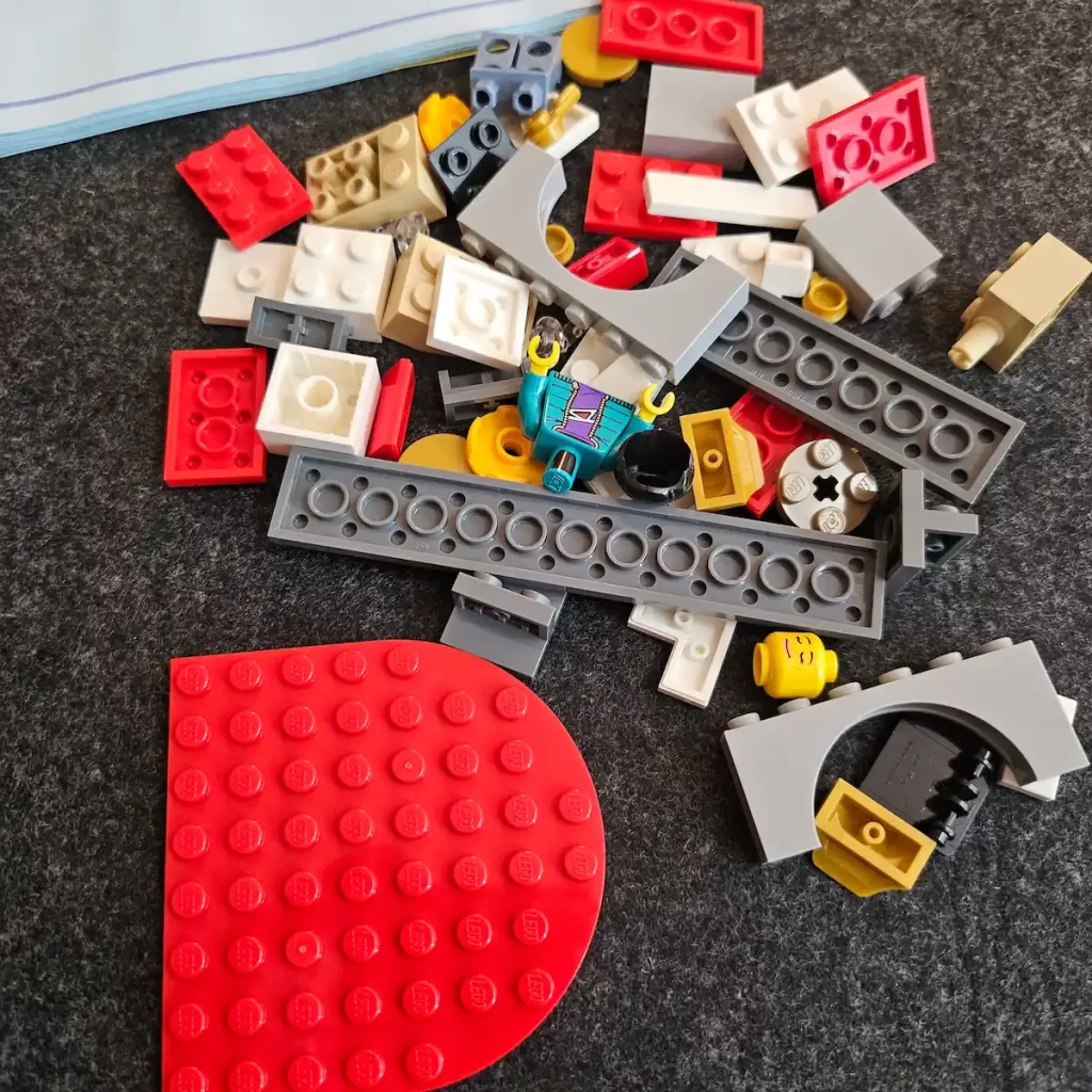 the pieces of fu door of LEGO 40678 Festival Calendar Reviewed by angelofdeathWHV 1