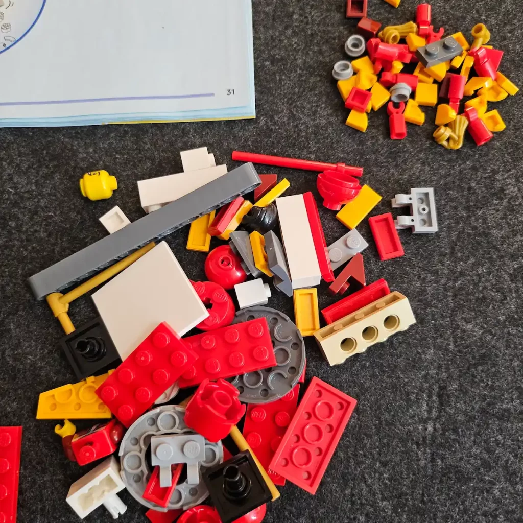 the pieces of fu door of LEGO 40678 Festival Calendar Reviewed by angelofdeathWHV 6