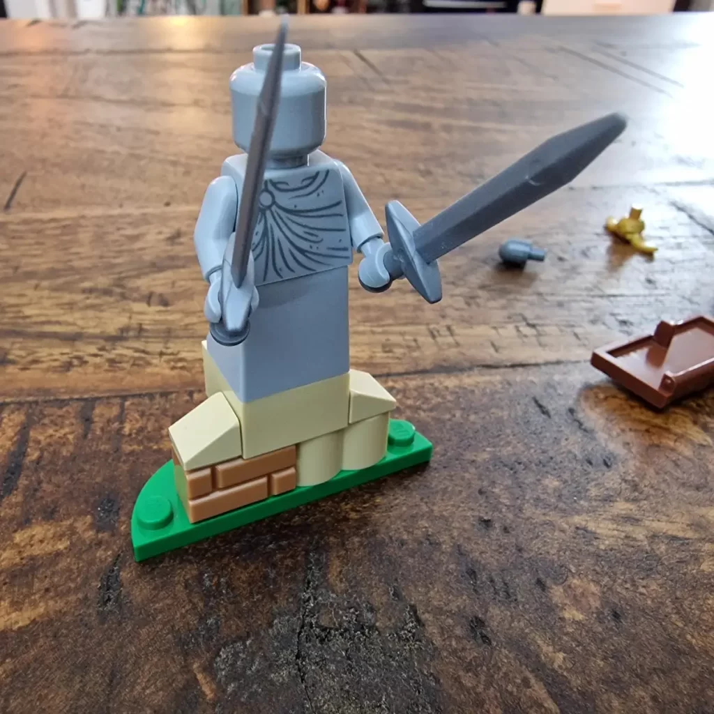 the Stone statue minifigure of Harry Potter 30706 Quidditch™ Lesson photo taked by angelofdeathWHV 3