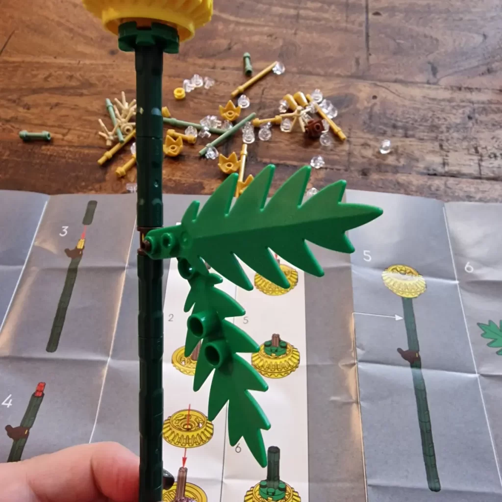 the flower leaves of LEGO Botanical 30701 Field Flowers reviewed by angelofdeathWHV