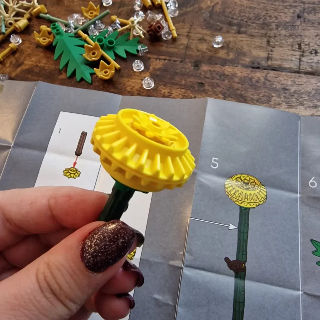 the flower of LEGO Botanical 30701 Field Flowers reviewed by angelofdeathWHV