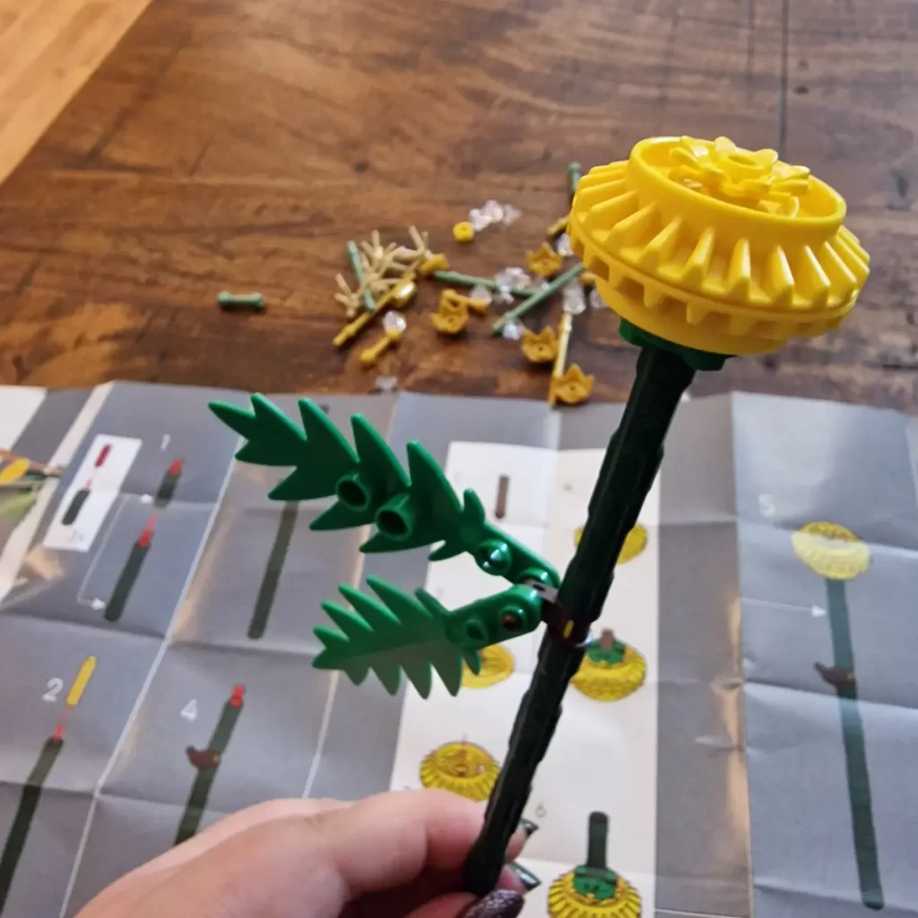 the flower of LEGO Botanical 30701 Field Flowers reviewed by angelofdeathWHV 3