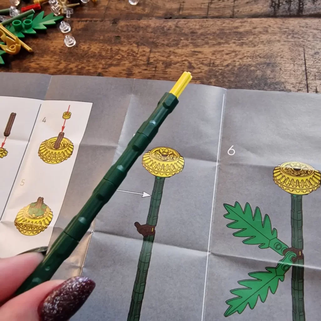 the flower stem of LEGO Botanical 30701 Field Flowers reviewed by angelofdeathWHV