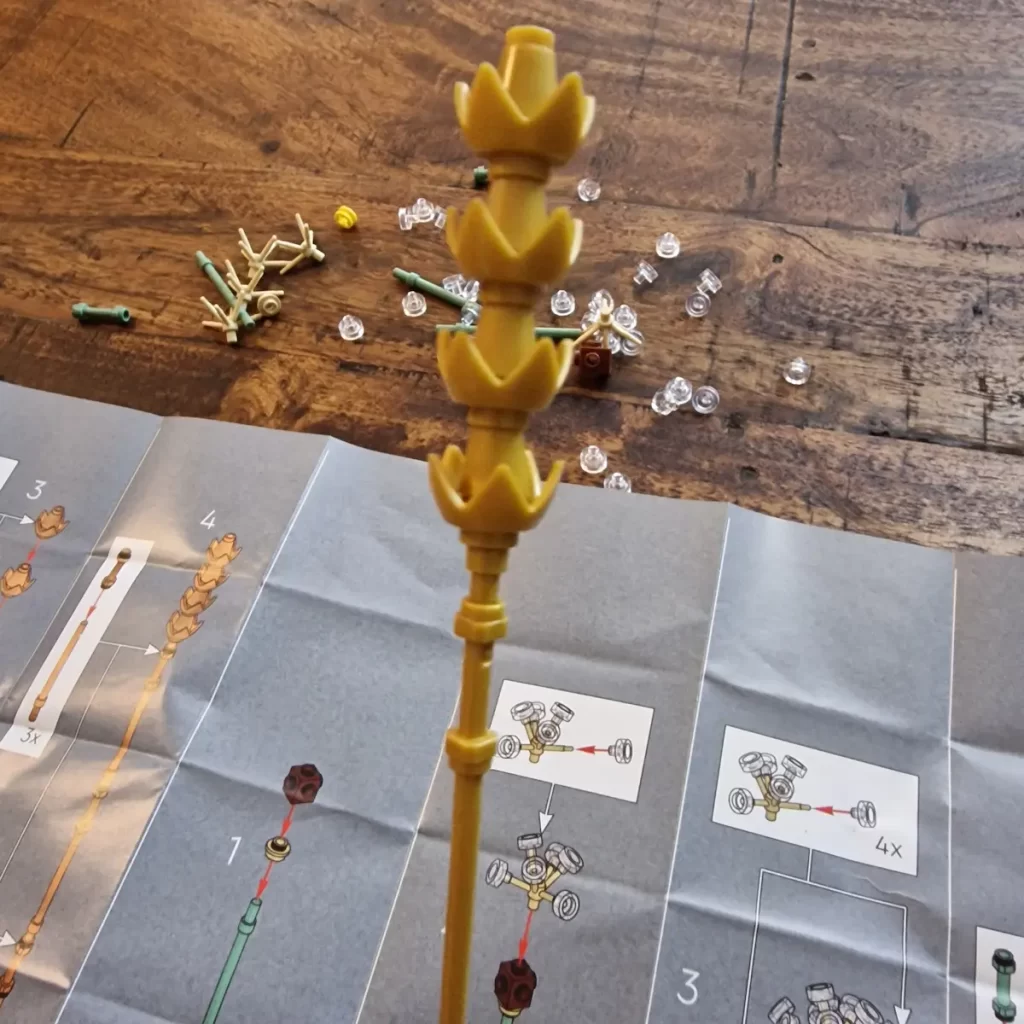 the golden flower of LEGO Botanical 30701 Field Flowers reviewed by angelofdeathWHV