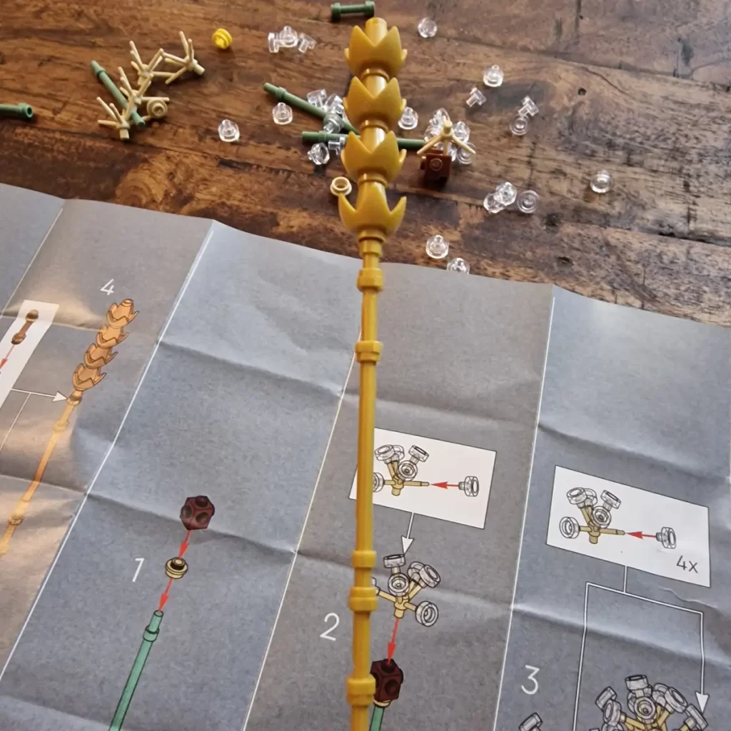 the golden flower of LEGO Botanical 30701 Field Flowers reviewed by angelofdeathWHV 2