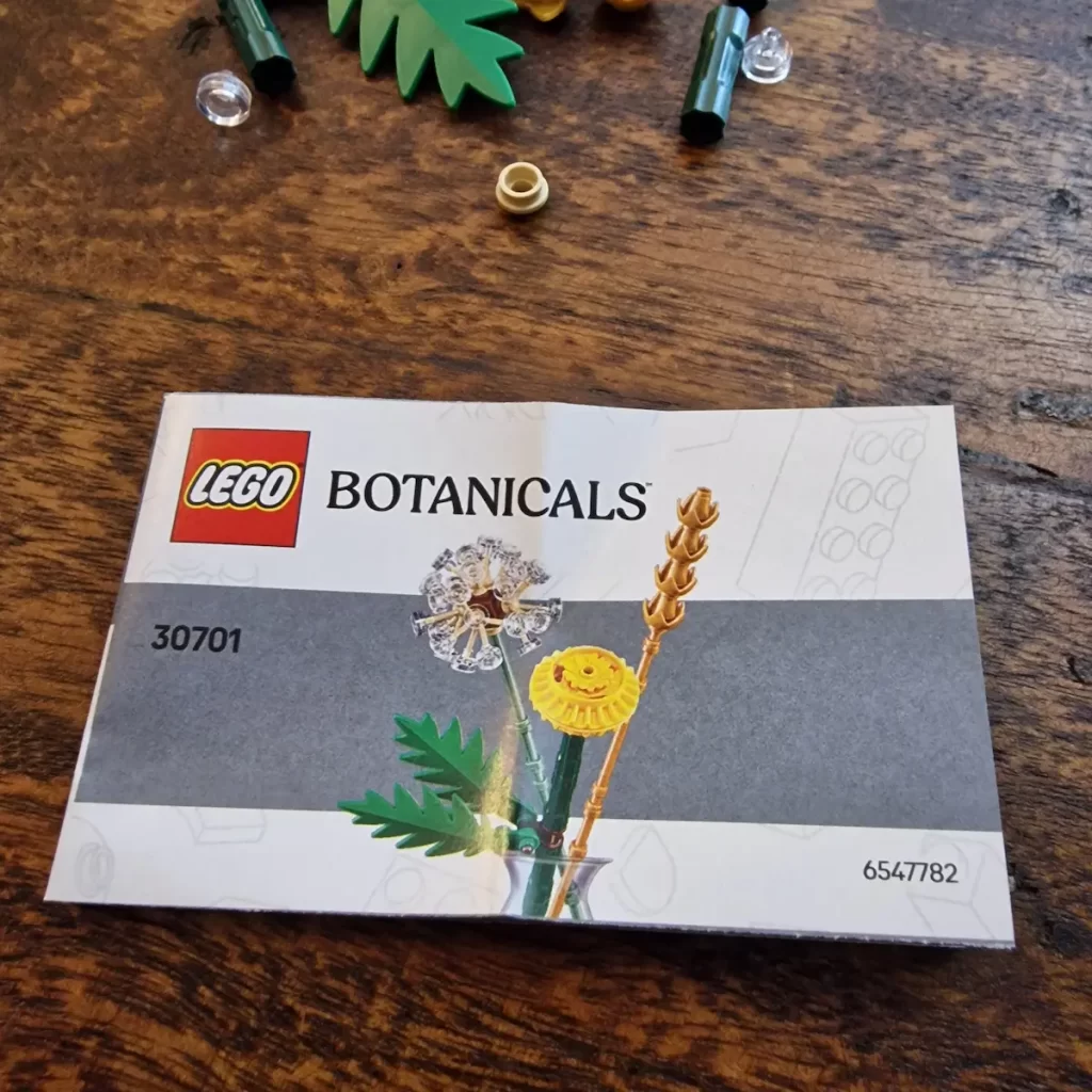 the instruction of LEGO Botanical 30701 Field Flowers reviewed by angelofdeathWHV