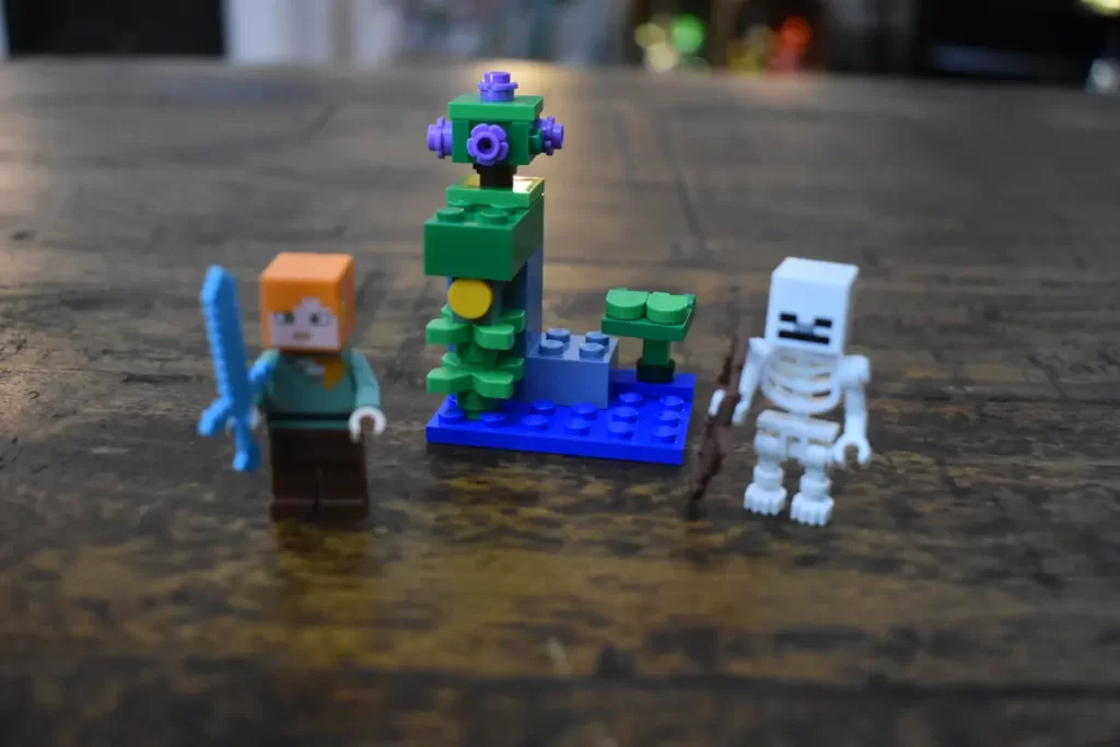 the two minifigures and land pieces of LEGO MINECRAFT 30705 The Lush Cave Fight Reviewed by angelofdeathWHV