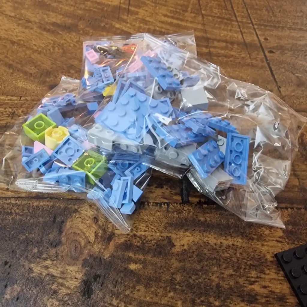 the parts of LEGO Brick Headz 40674 Stitch Reviewed by angelofdeathWHV