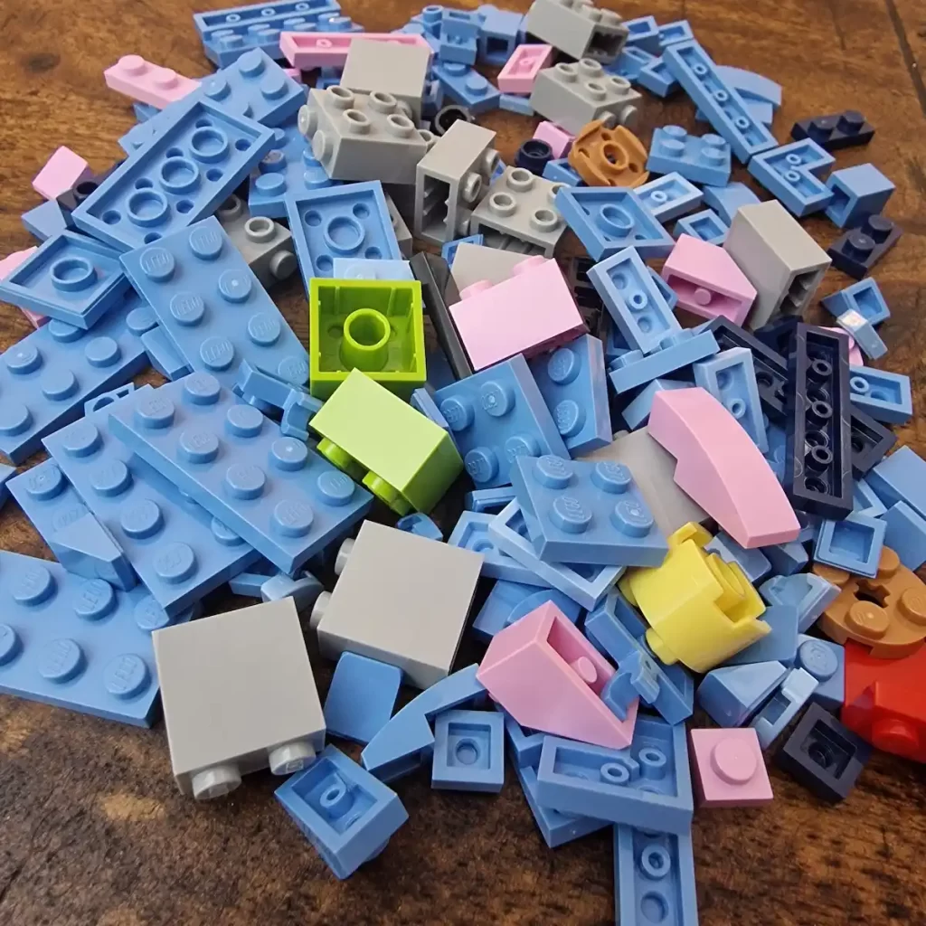 the parts of LEGO Brick Headz 40674 Stitch Reviewed by angelofdeathWHV 2