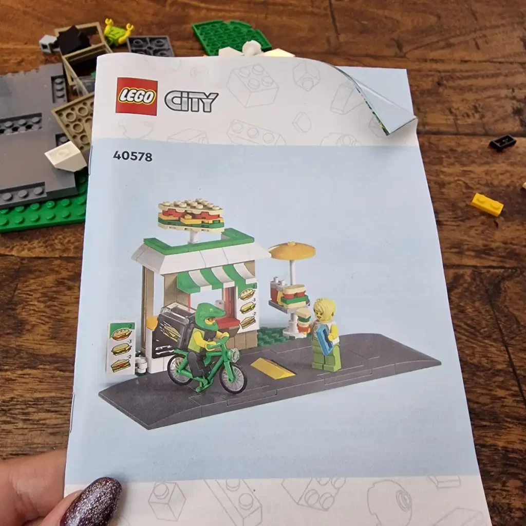 the instruction of LEGO City 40578 Sandwich Shop, photo taked by angelofdeathWHV
