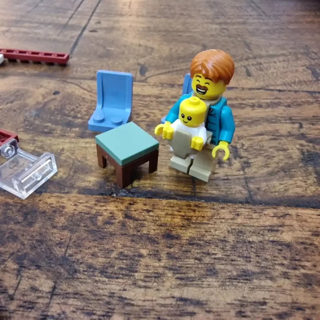 the minifigures dad and baby of LEGO City 60454 Holiday Adventure Camper Van photo taked by angelofdeathWHV 21