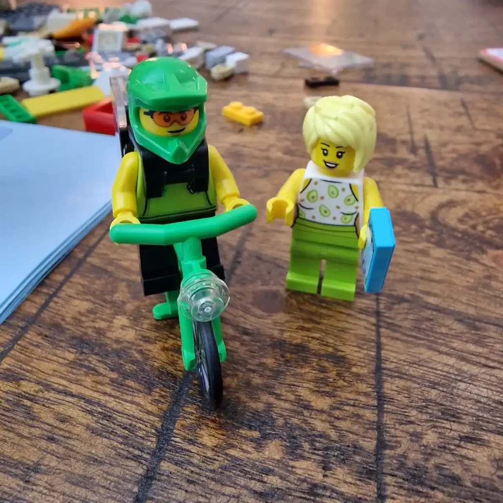 the minifigures of LEGO City 40578 Sandwich Shop, photo taked by angelofdeathWHV