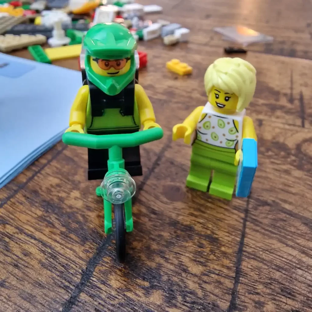 the minifigures of LEGO City 40578 Sandwich Shop, photo taked by angelofdeathWHV 2