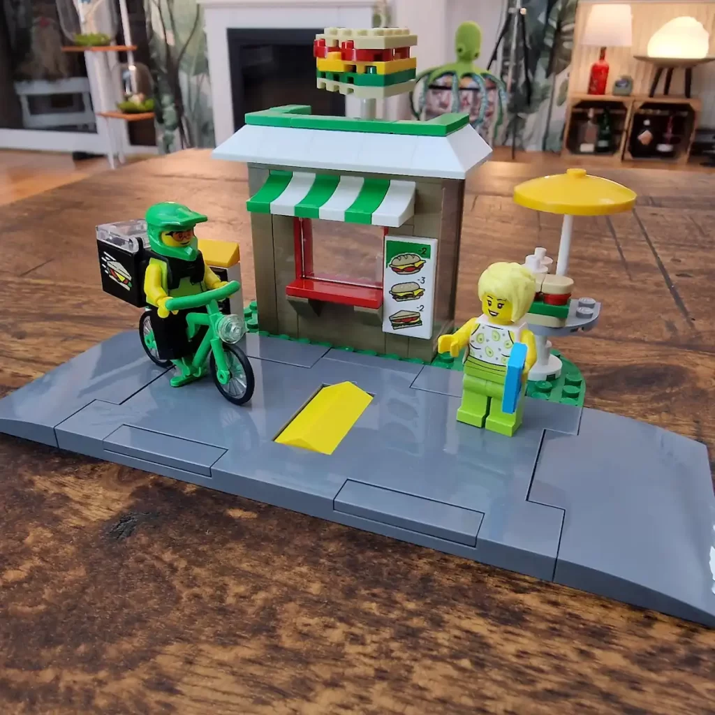 the table with an umbrella of LEGO City 40578 Sandwich Shop, photo taked by angelofdeathWHV 10