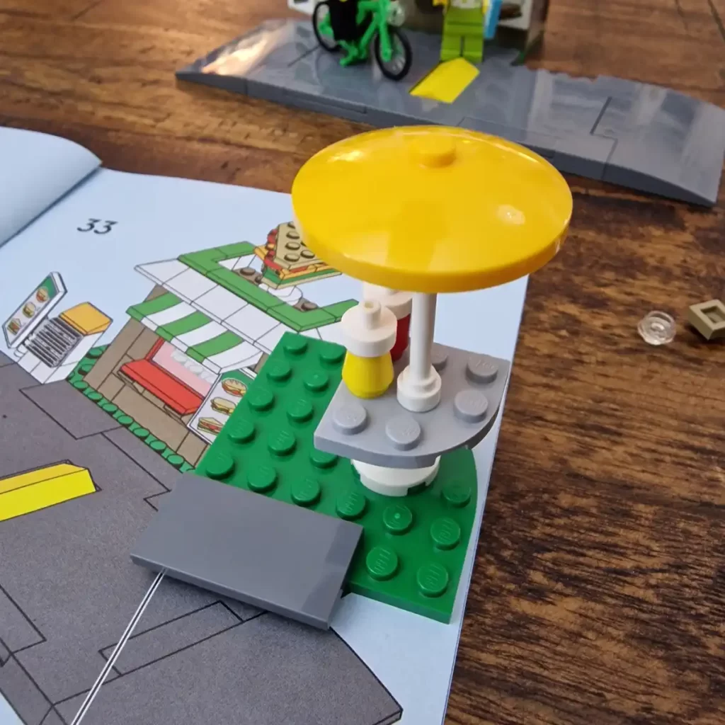 the table with an umbrella of LEGO City 40578 Sandwich Shop, photo taked by angelofdeathWHV 9