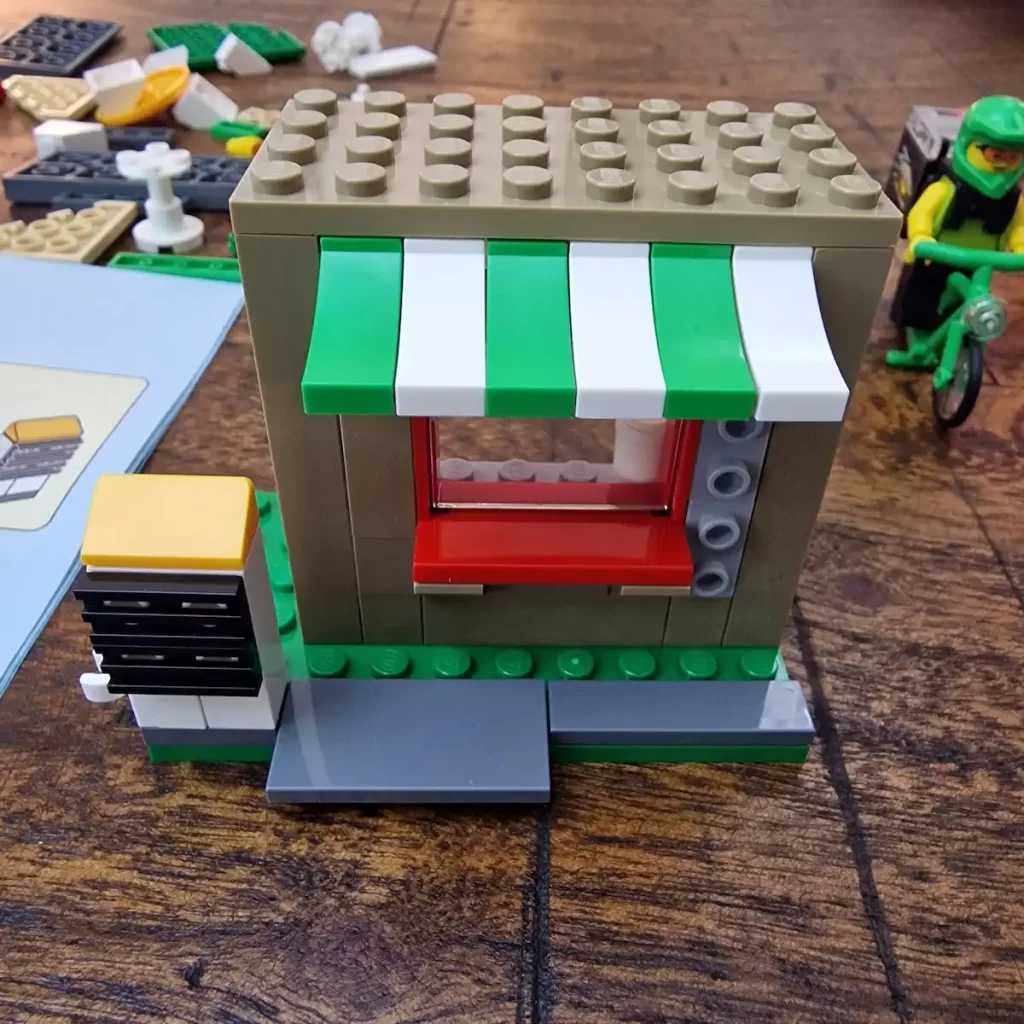 the unfinished LEGO City 40578 Sandwich Shop, photo taked by angelofdeathWHV 2