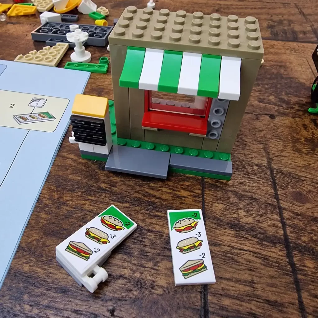 the unfinished LEGO City 40578 Sandwich Shop, photo taked by angelofdeathWHV 3
