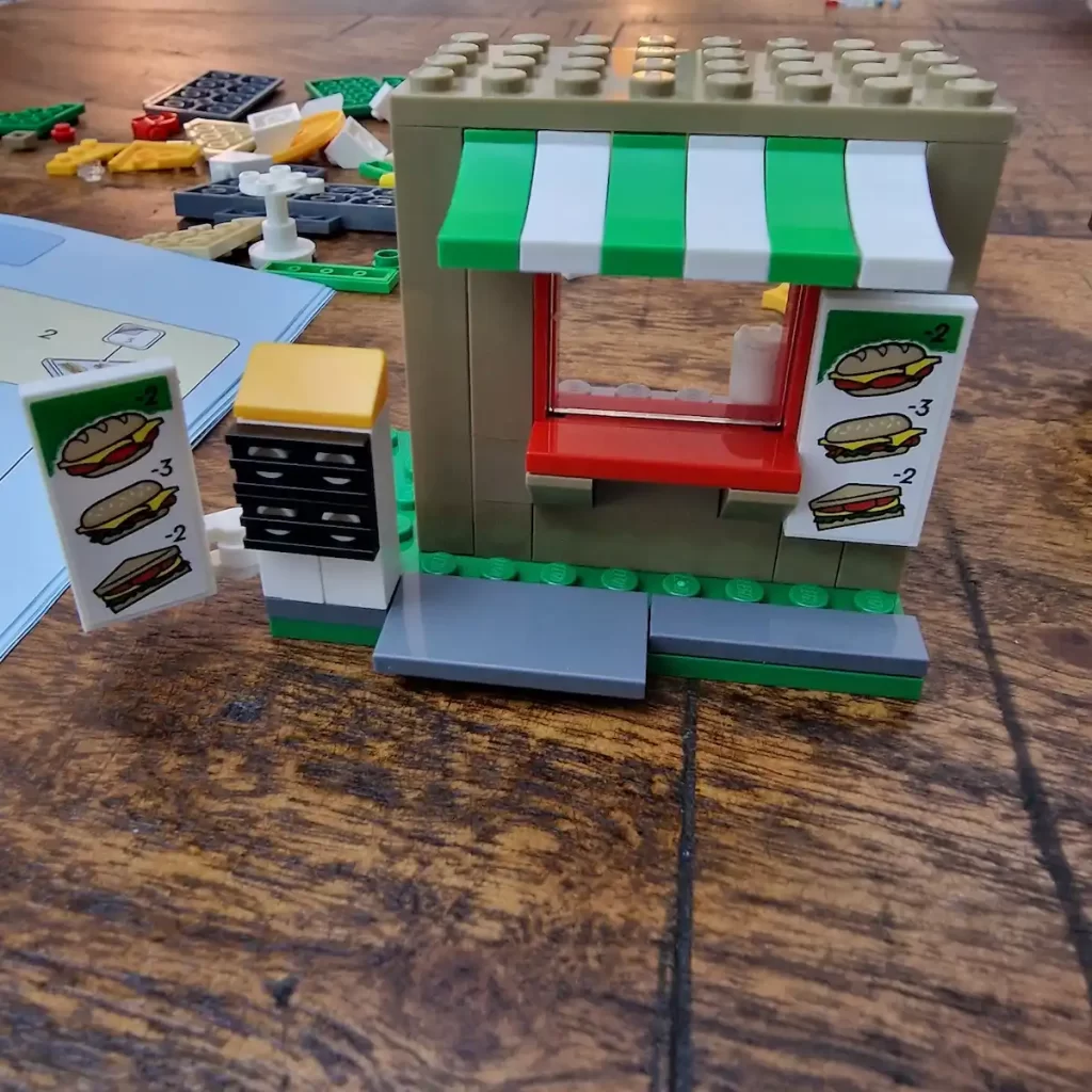 the unfinished LEGO City 40578 Sandwich Shop, photo taked by angelofdeathWHV 4