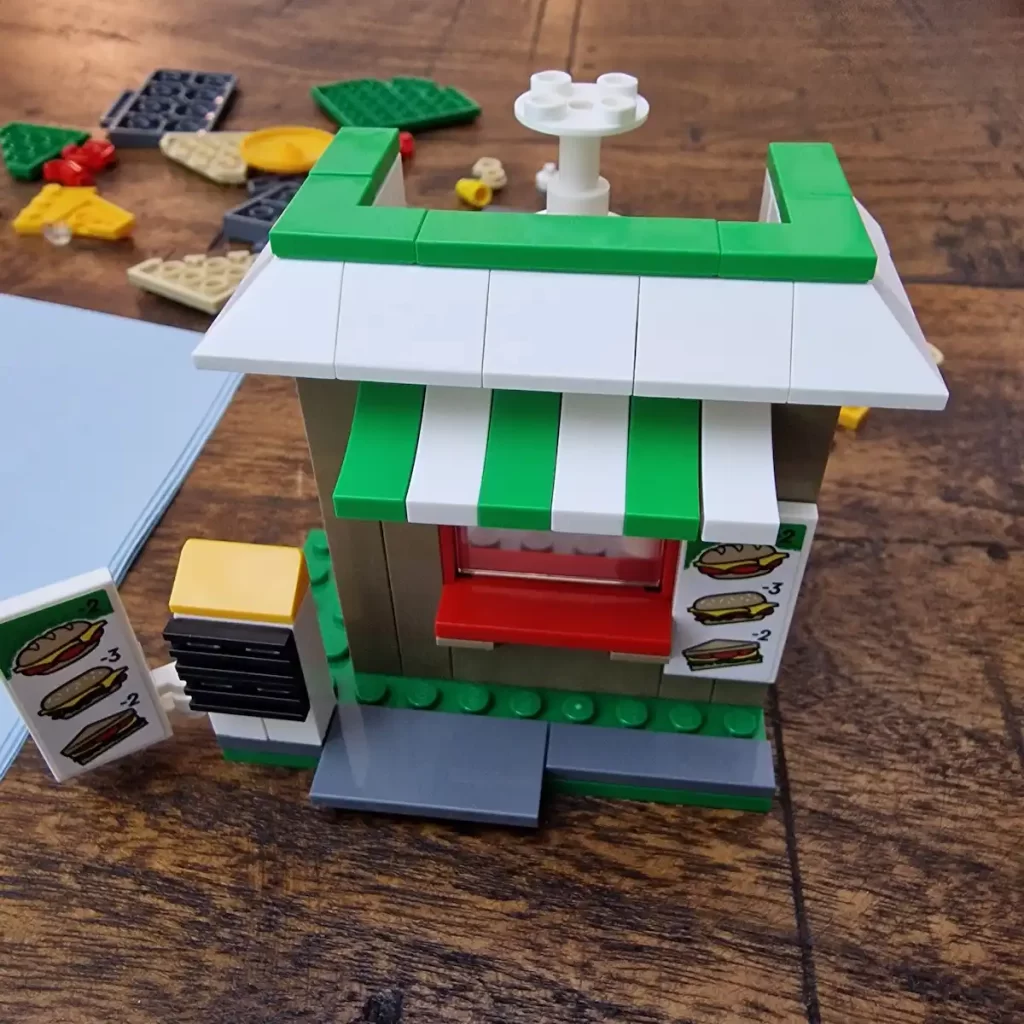 the unfinished LEGO City 40578 Sandwich Shop, photo taked by angelofdeathWHV 5