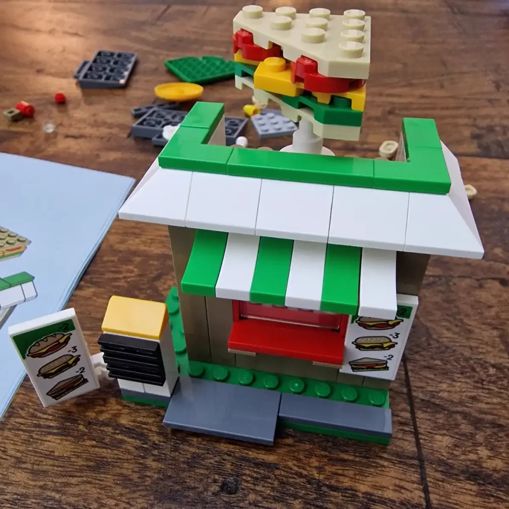 the unfinished LEGO City 40578 Sandwich Shop, photo taked by angelofdeathWHV 6