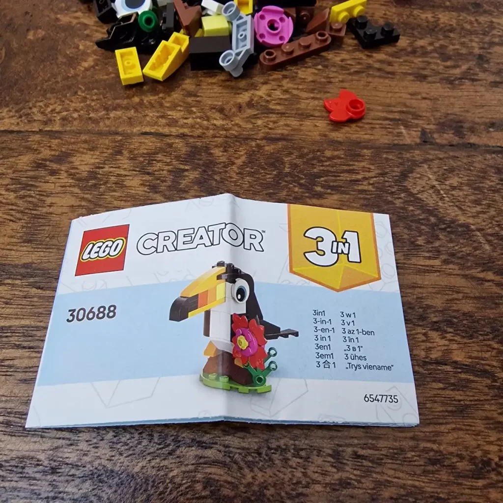 the instruction of LEGO Creator 3 in 1 30688 Tropical Toucan, photo taked by angelofdeathWHV