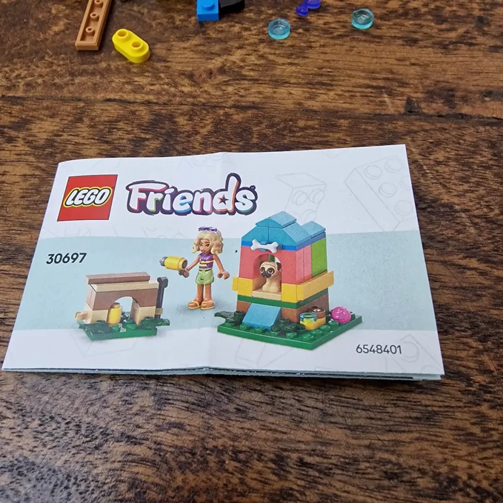 the instruction of LEGO Friends 30697 Nova's Doghouse Build， photo taked by angelofdeathWHV