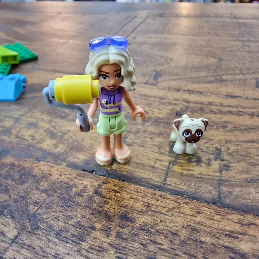 the minifigures Nova and Dango of LEGO Friends 30697 Nova's Doghouse Build， photo taked by angelofdeathWHV