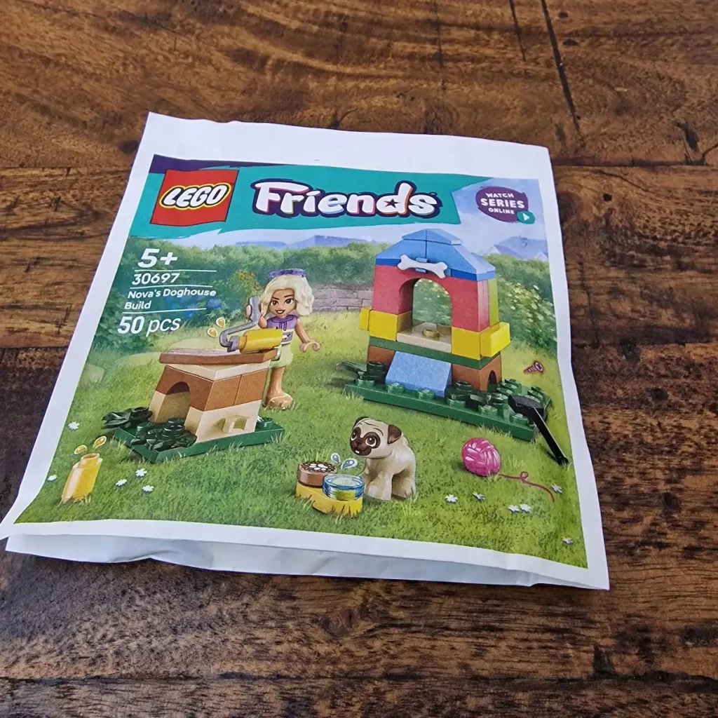 the package of LEGO Friends 30697 Nova's Doghouse Build， photo taked by angelofdeathWHV