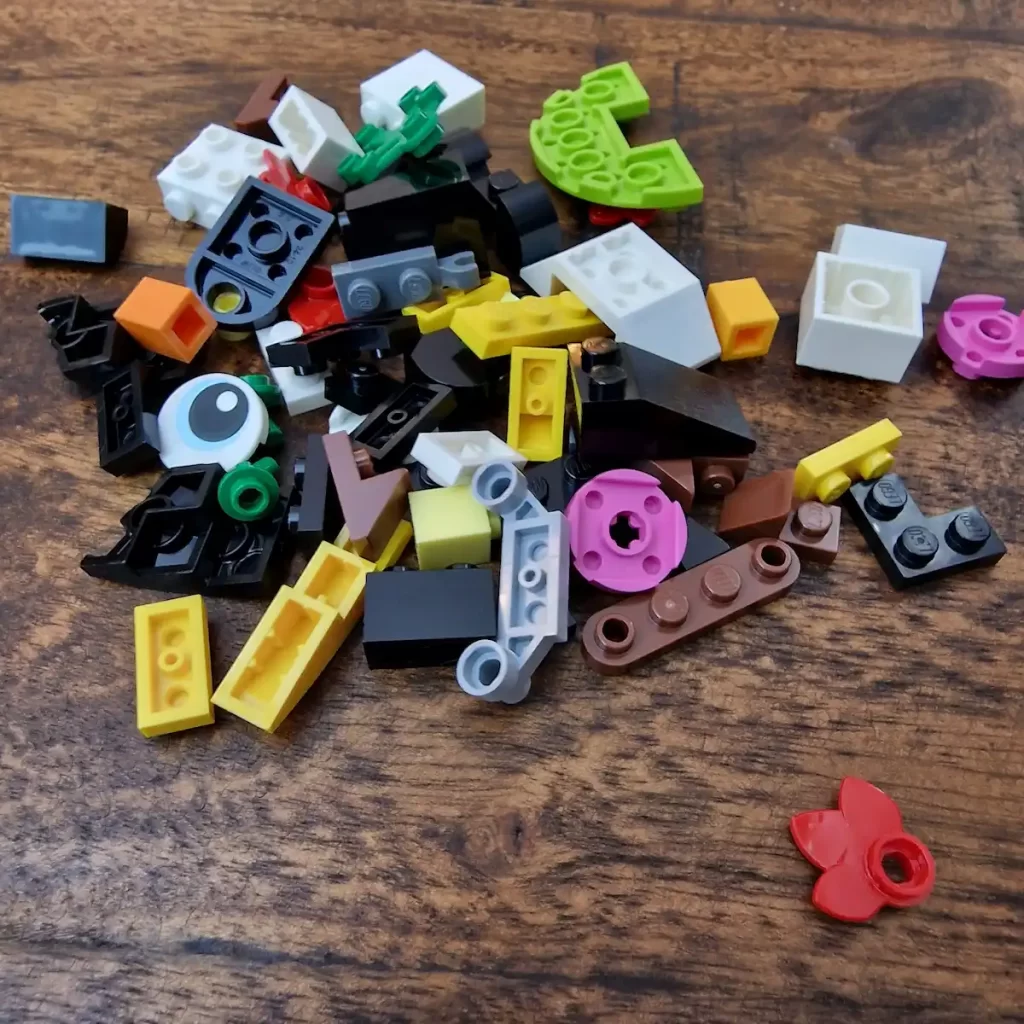 the parts of LEGO Creator 3 in 1 30688 Tropical Toucan, photo taked by angelofdeathWHV