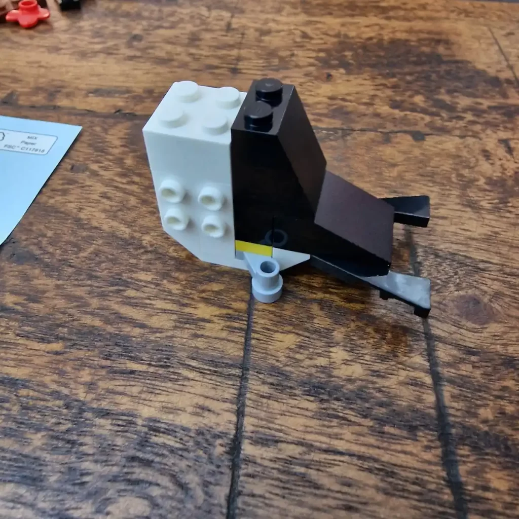the uninished LEGO Creator 3 in 1 30688 Tropical Toucan, photo taked by angelofdeathWHV 3