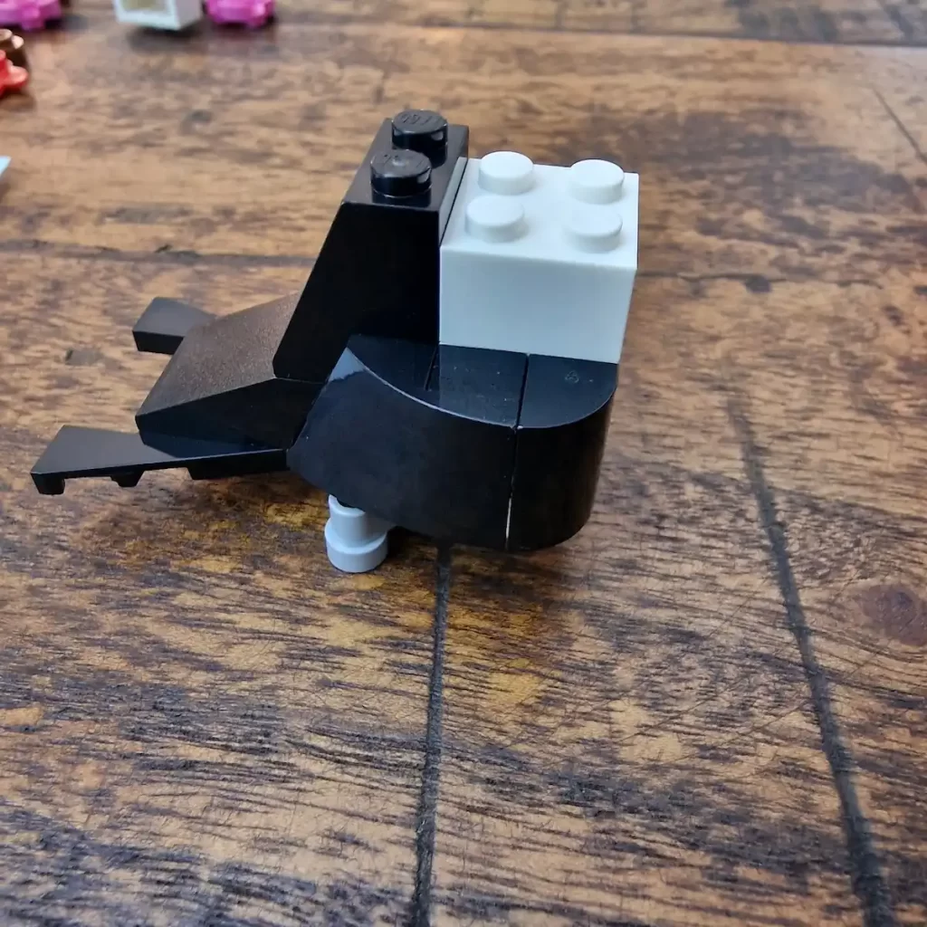 the uninished LEGO Creator 3 in 1 30688 Tropical Toucan, photo taked by angelofdeathWHV 5