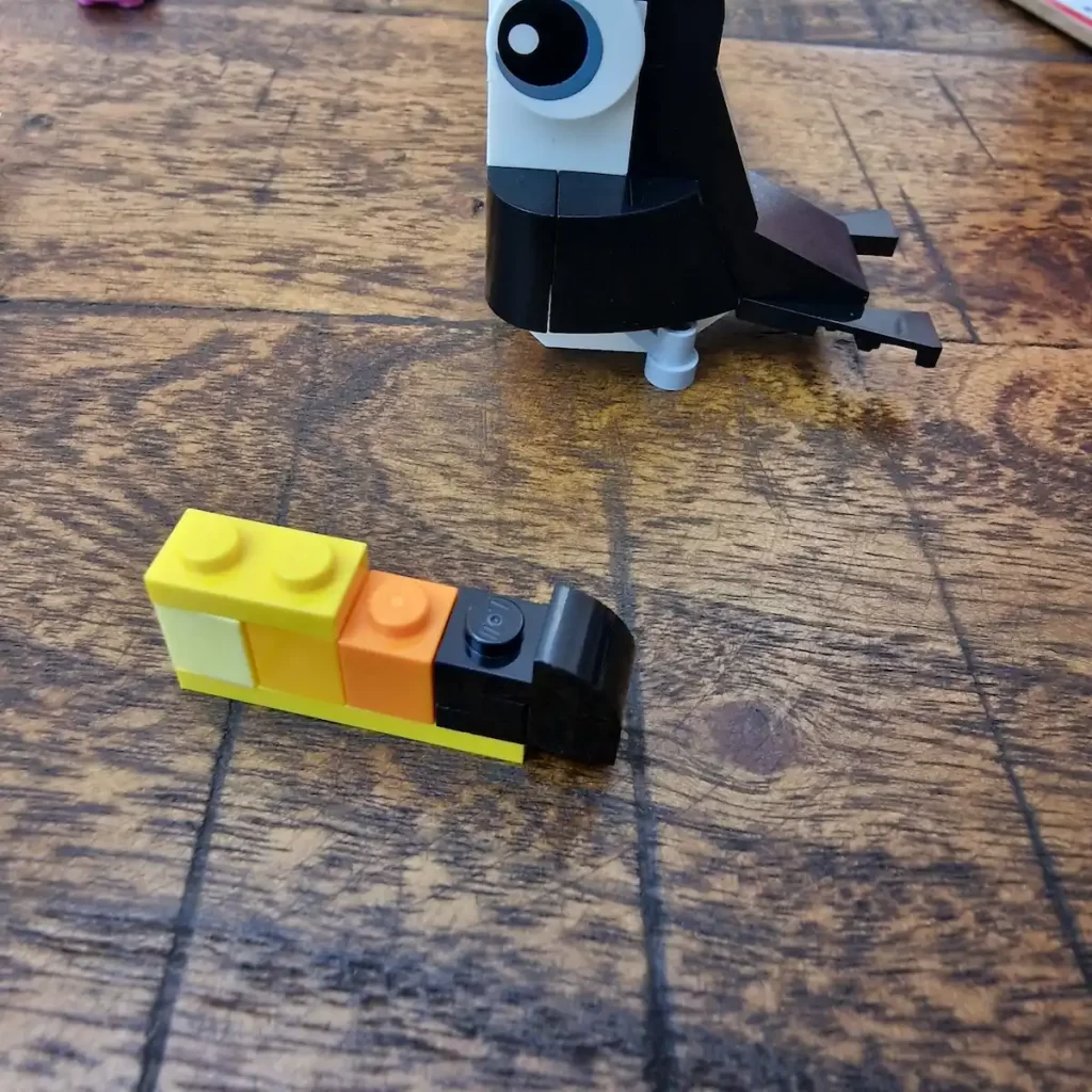 the uninished LEGO Creator 3 in 1 30688 Tropical Toucan, photo taked by angelofdeathWHV 7
