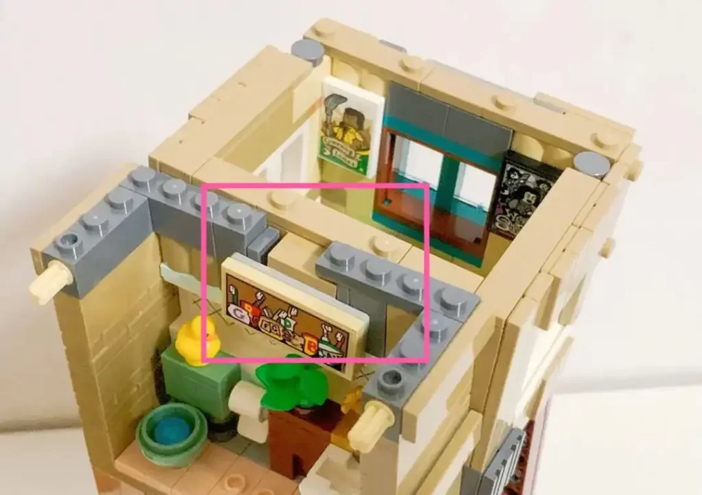 LEGO 76437 The Burrow – Collector’s Edition Top Room Slanted Design, where the bathroom’s toothbrush holder is used to secure the angled position.