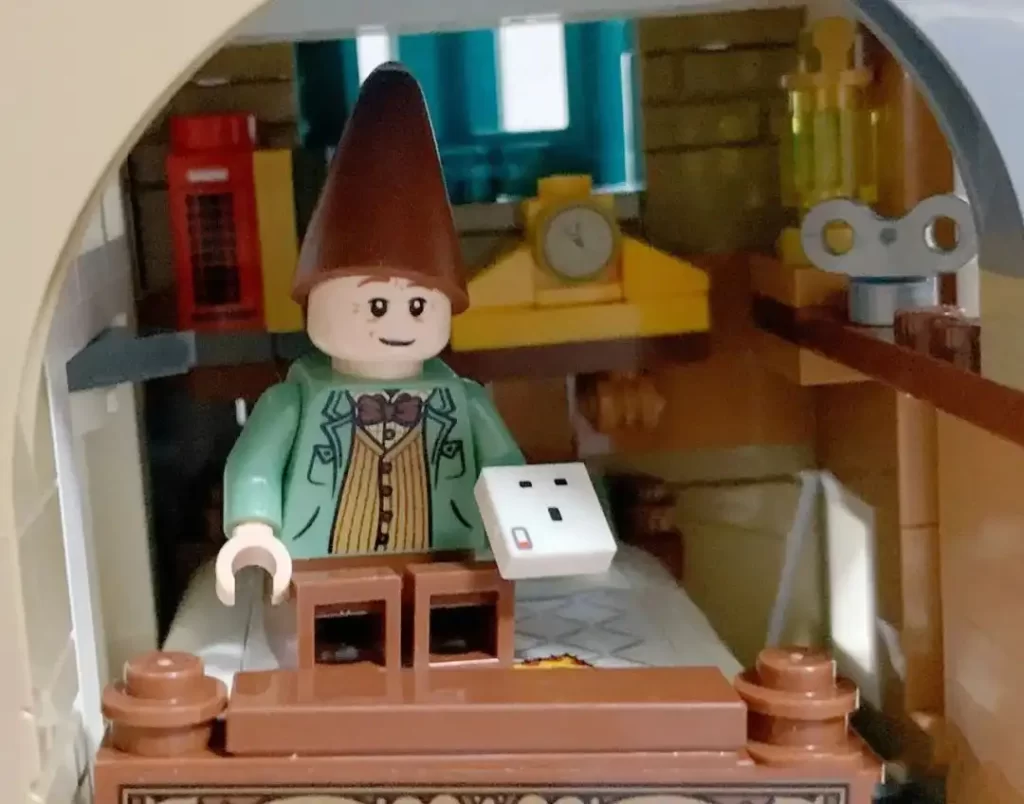 Review LEGO 76437 Harry Potter The Burrow  Wooden Duck Arthur and Molly Weasley's bedroom 2