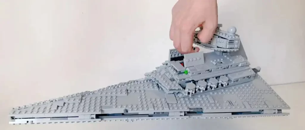 The hidden handle of the LEGO Imperial Star Destroyer 75394 is fully capable of supporting the model's weight, thanks to the reinforced mechanical framework in the midsection.