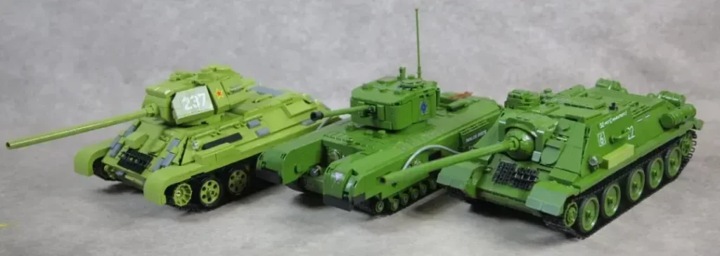 Group photo of the newly released WWII series products With Panlos 632022 - SU 100 Tank Building Blocks is greater than that of the T-34., photo taked by Xiao Yu Jie